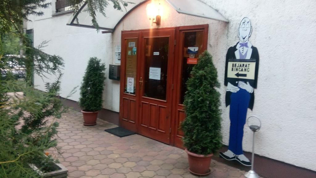 Monika Panzio Hotel Tata Exterior photo